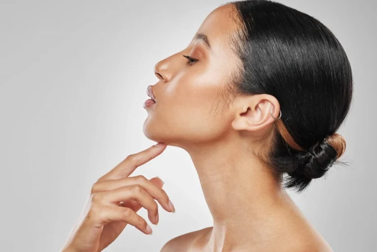 visage-chirurgie-du-menton-fuyant